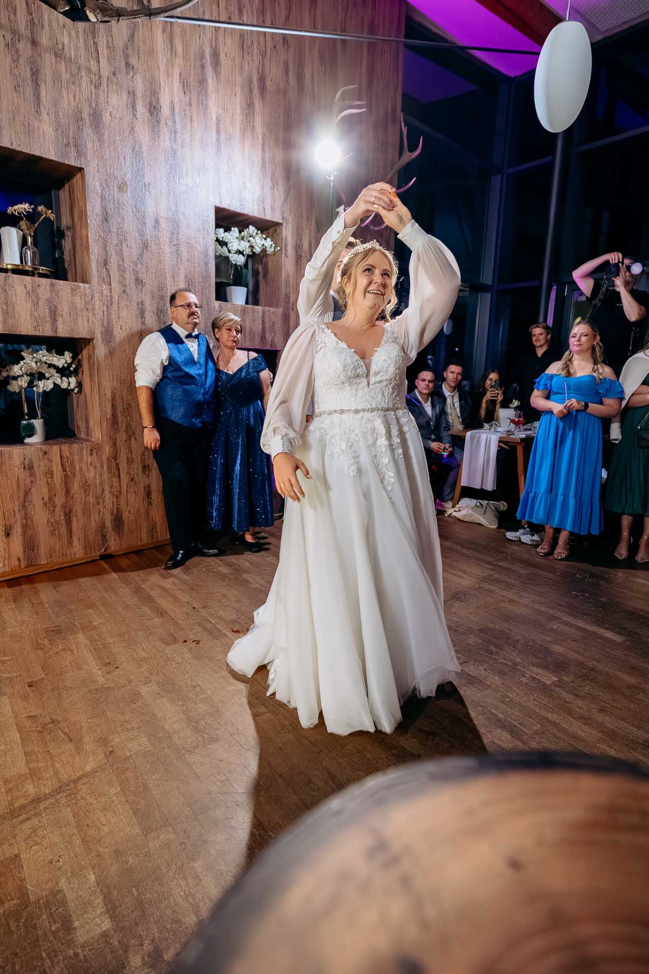 Eröffnungstanz im Robos Waldblick die Braut wird gedreht