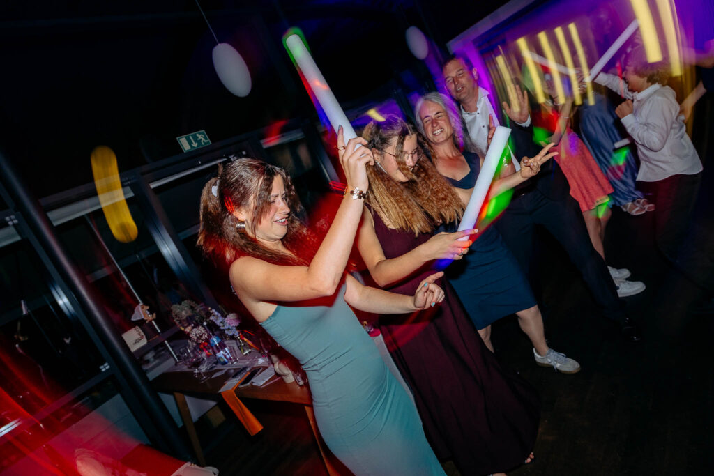 Gäste feiern im Robos Waldblick mit DJ Saile und den Hochzeitsfotografen Ulm