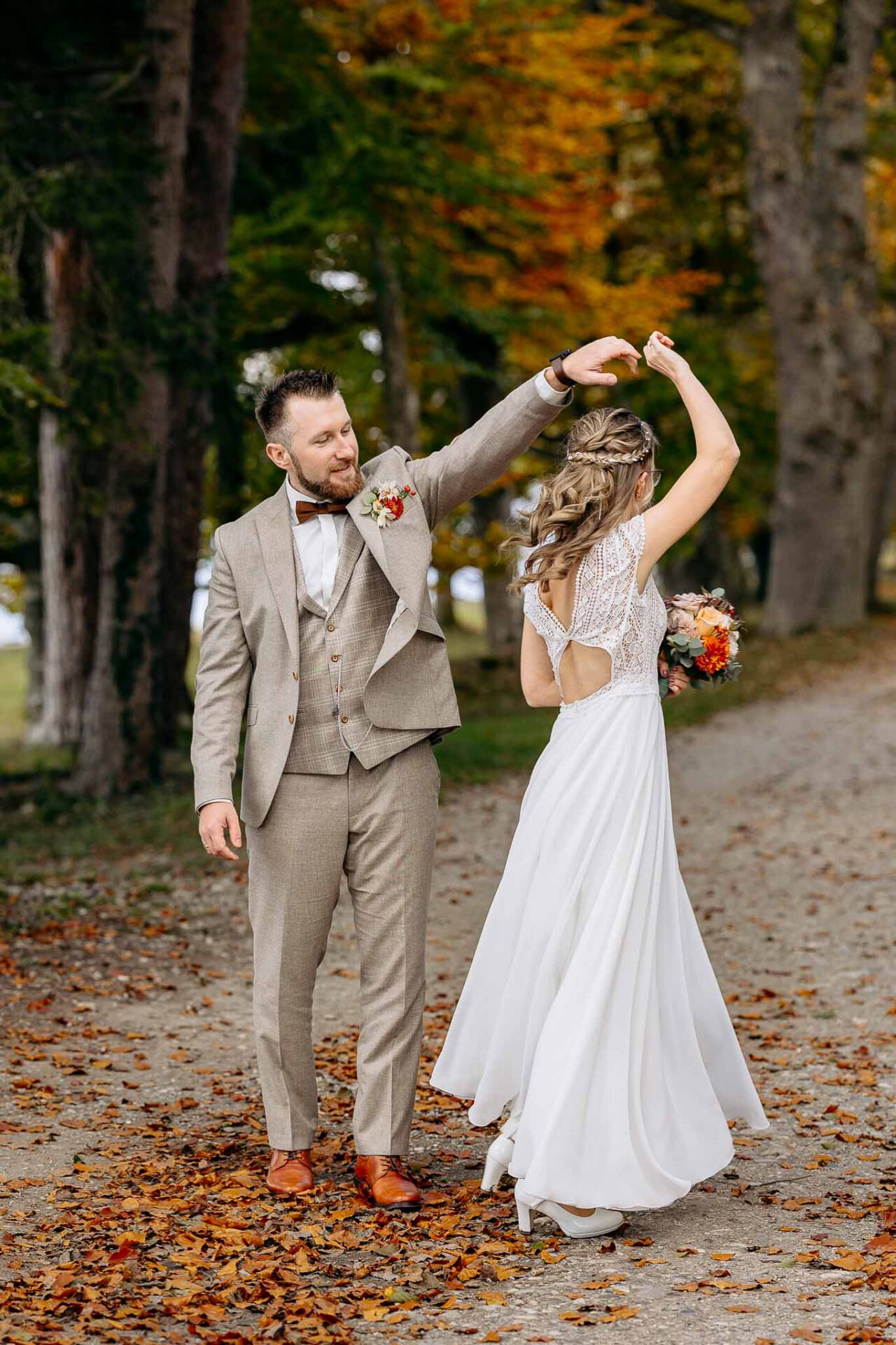 Das Brautpaar tanzt im Brautpaarshooting am Starnberger See beim Buchscharner Seewirt