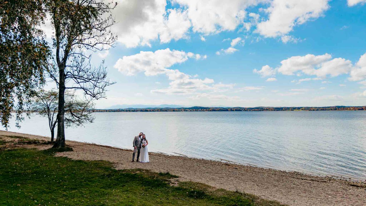 Brautpaar vor dem Starnberger See mit den Hochzeitsfotografen Starnberg