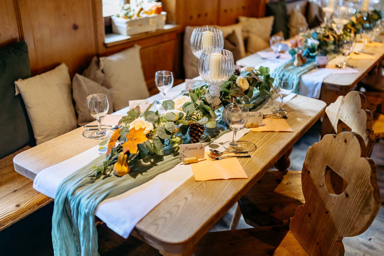Herbstliche Dekoration mit Kürbissen und Tannenzapfen im Buchscharner Seewirt