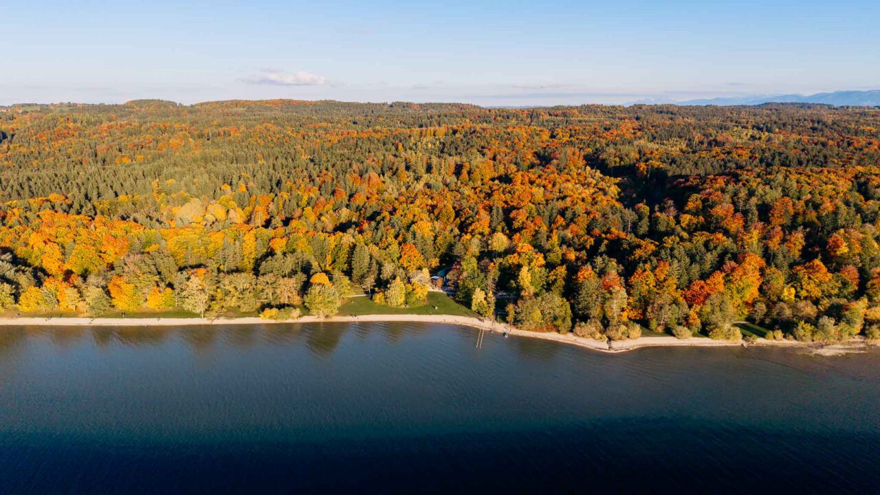 Luftaufnahme vom Starnberger See mit seinen Wäldern mit Blick über den Buchscharner Seewirt