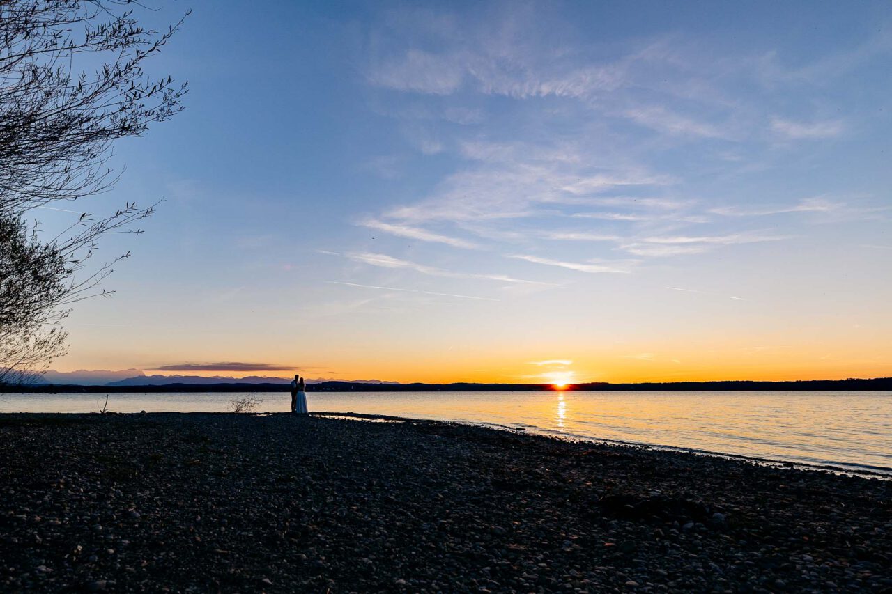 Brautpaar am Starnberger See im Sonnenuntergang als Weitwinkelaufnahme