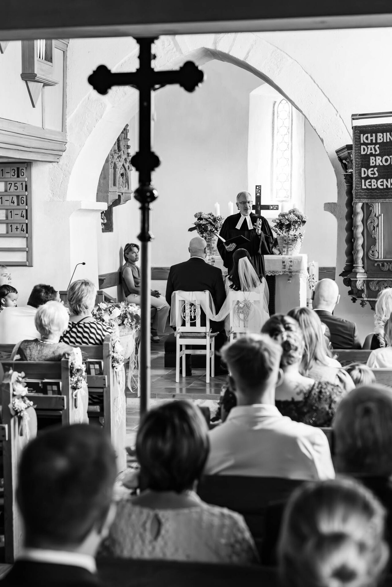 Schwarz Weiß Aufnahme der Pfarrer hält die kirchliche Trauung in Holzingen