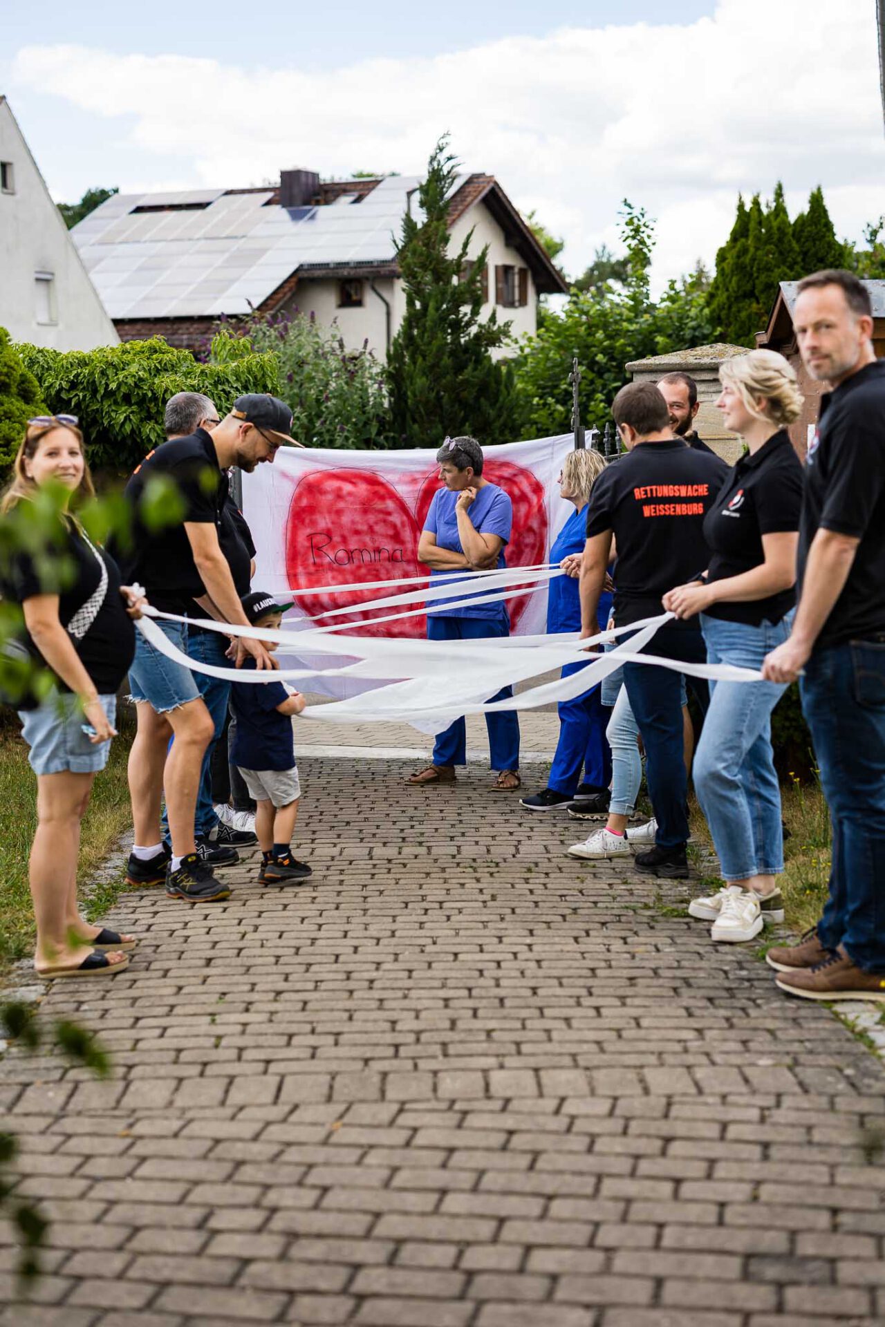 Die Gäste bereiten einen Spalier vor der Kirche in Holzingen vor