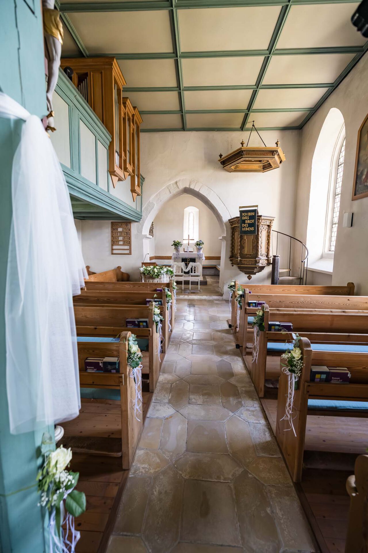 Leer Kirche kurz bevor die kirchliche Trauung in Holzingen beginnt