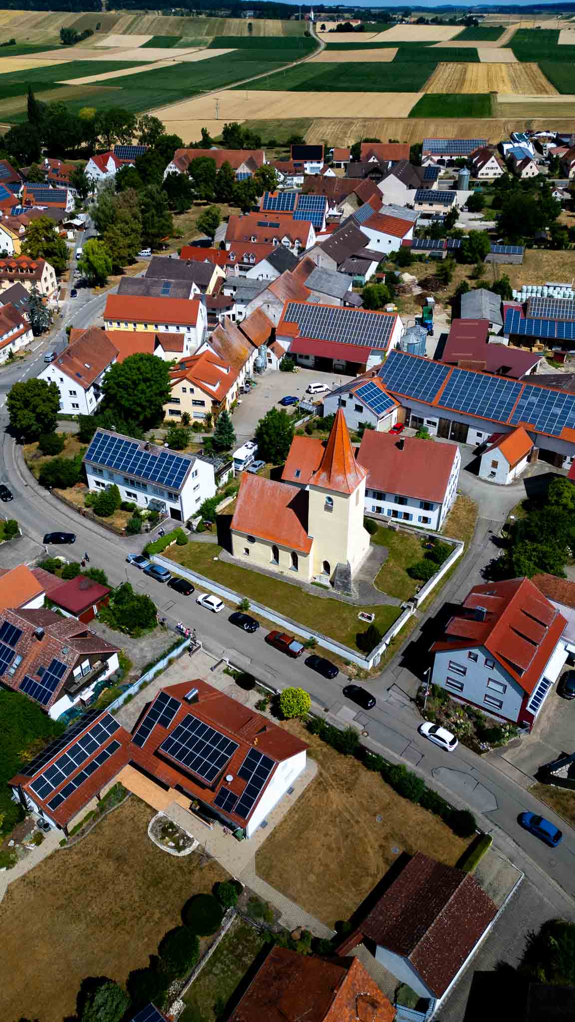 Drohnenaufnahme von Holzungen mit Fokus auf die Kirche