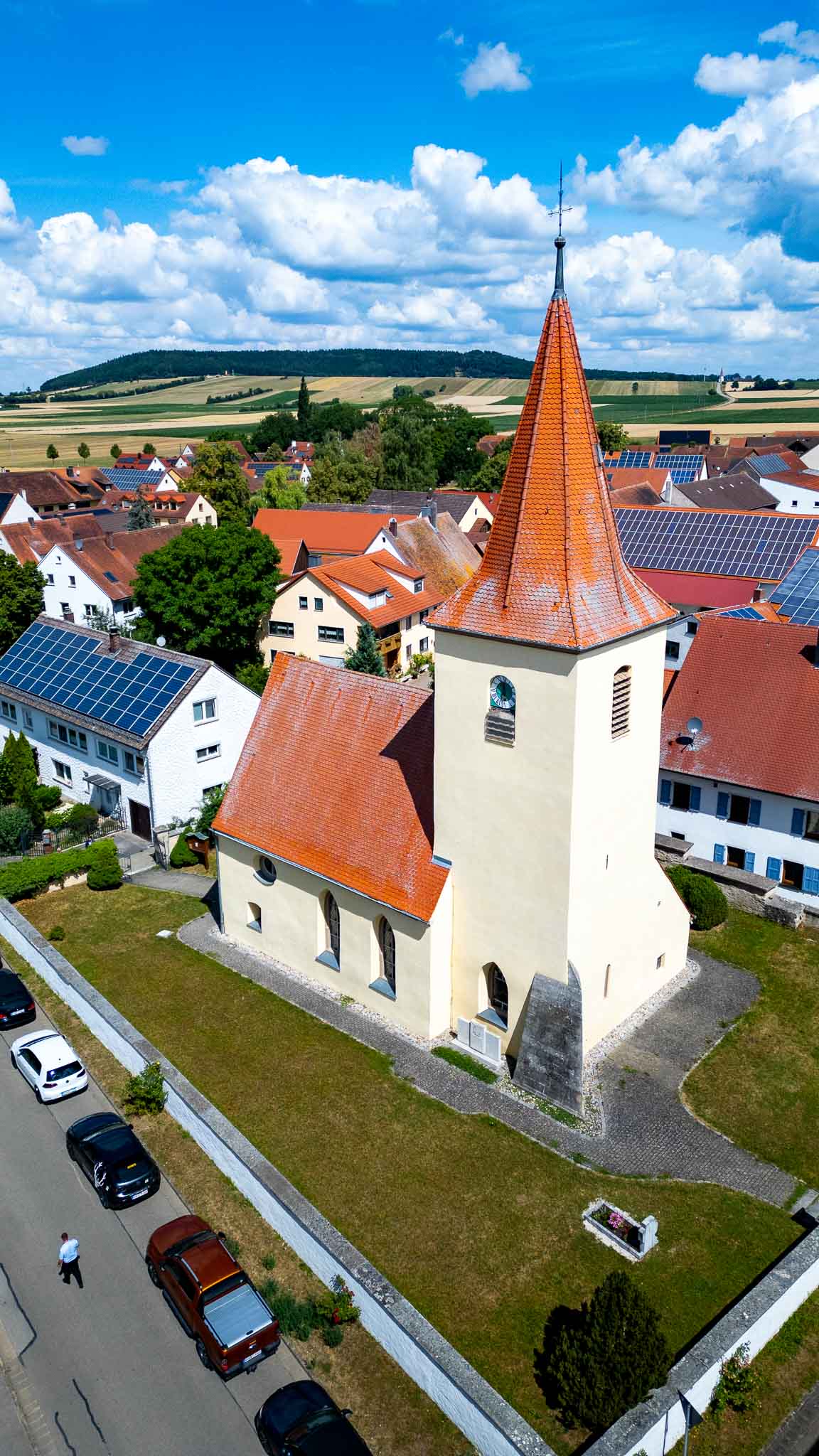Luftaufnahme der Holzinger Kirche