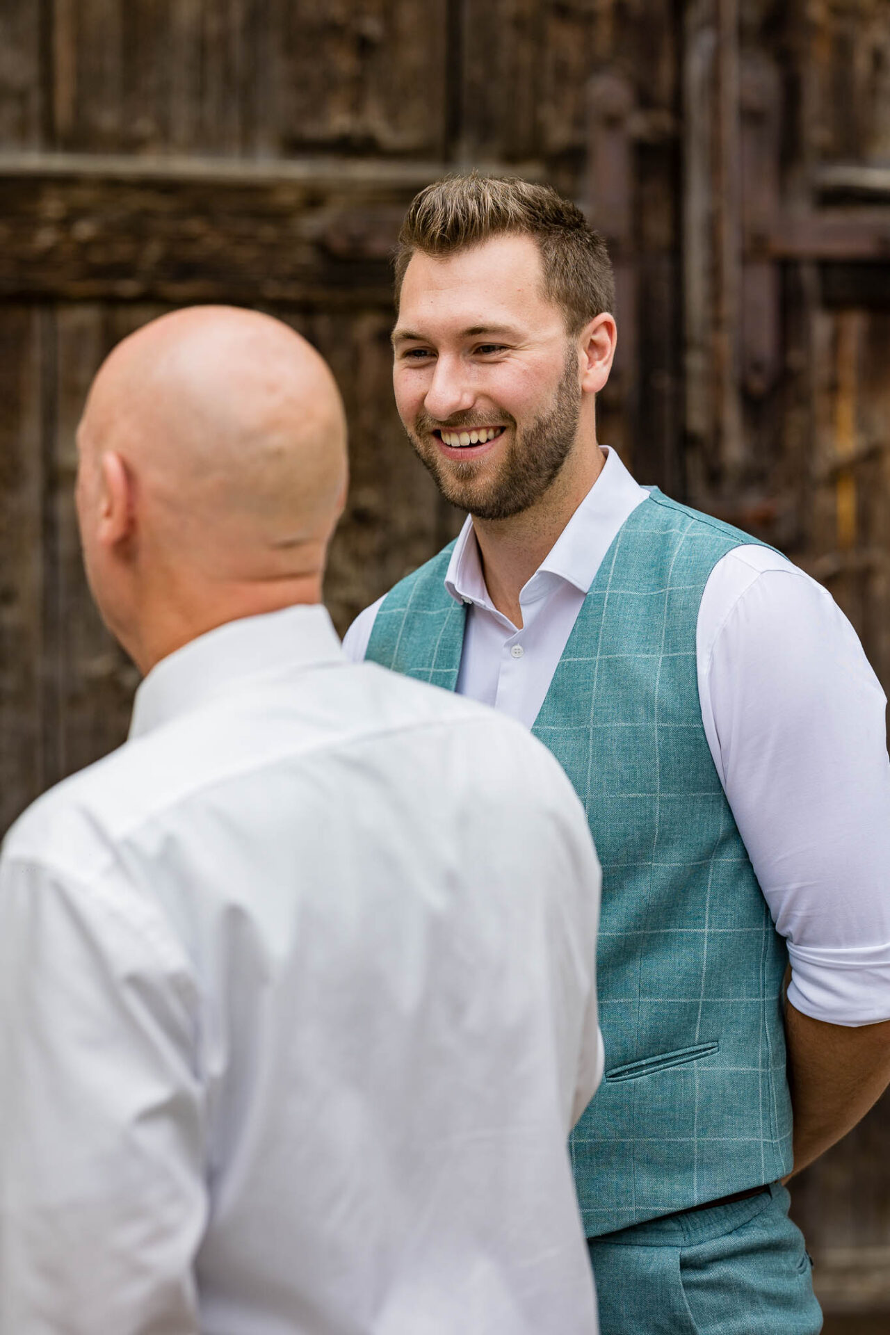 David Hoyer Musiker lächelt während er mit den Gästen spricht