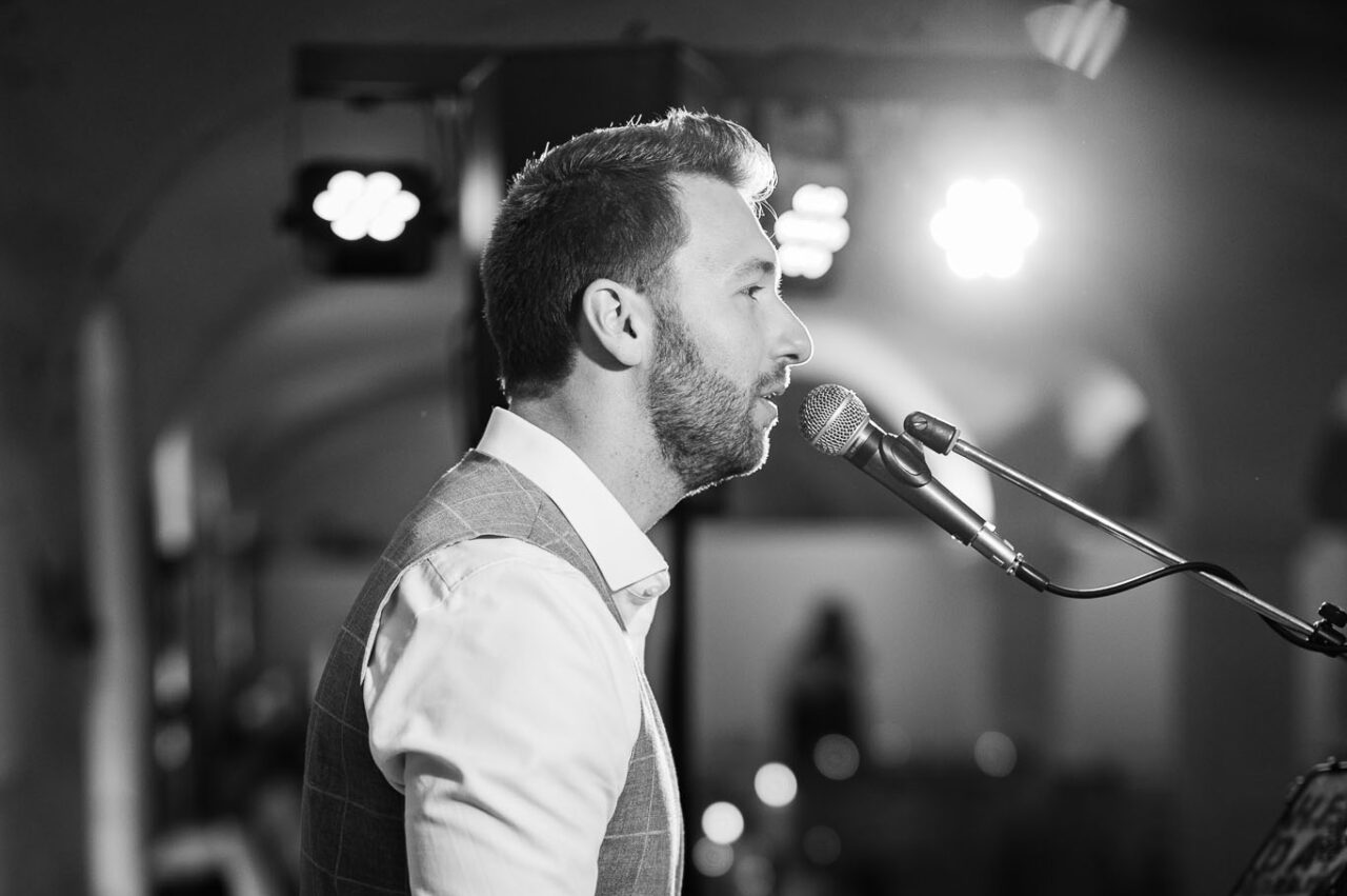 David Hoyer singt und spielt Keyboard in einem schwarz weißen Bild