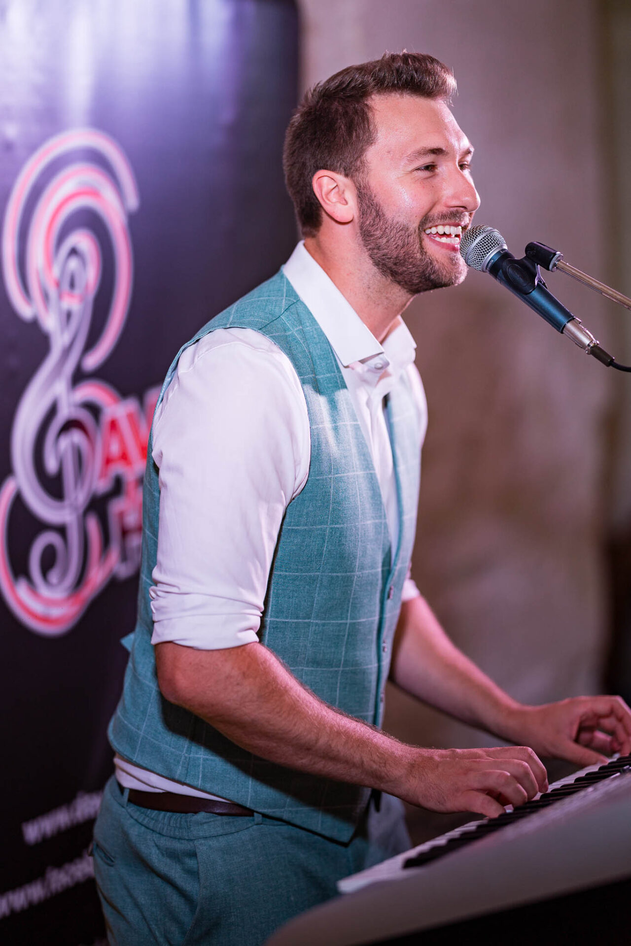 David Hoyer hat sichtlich Spaß als Hochzeitsentertainer