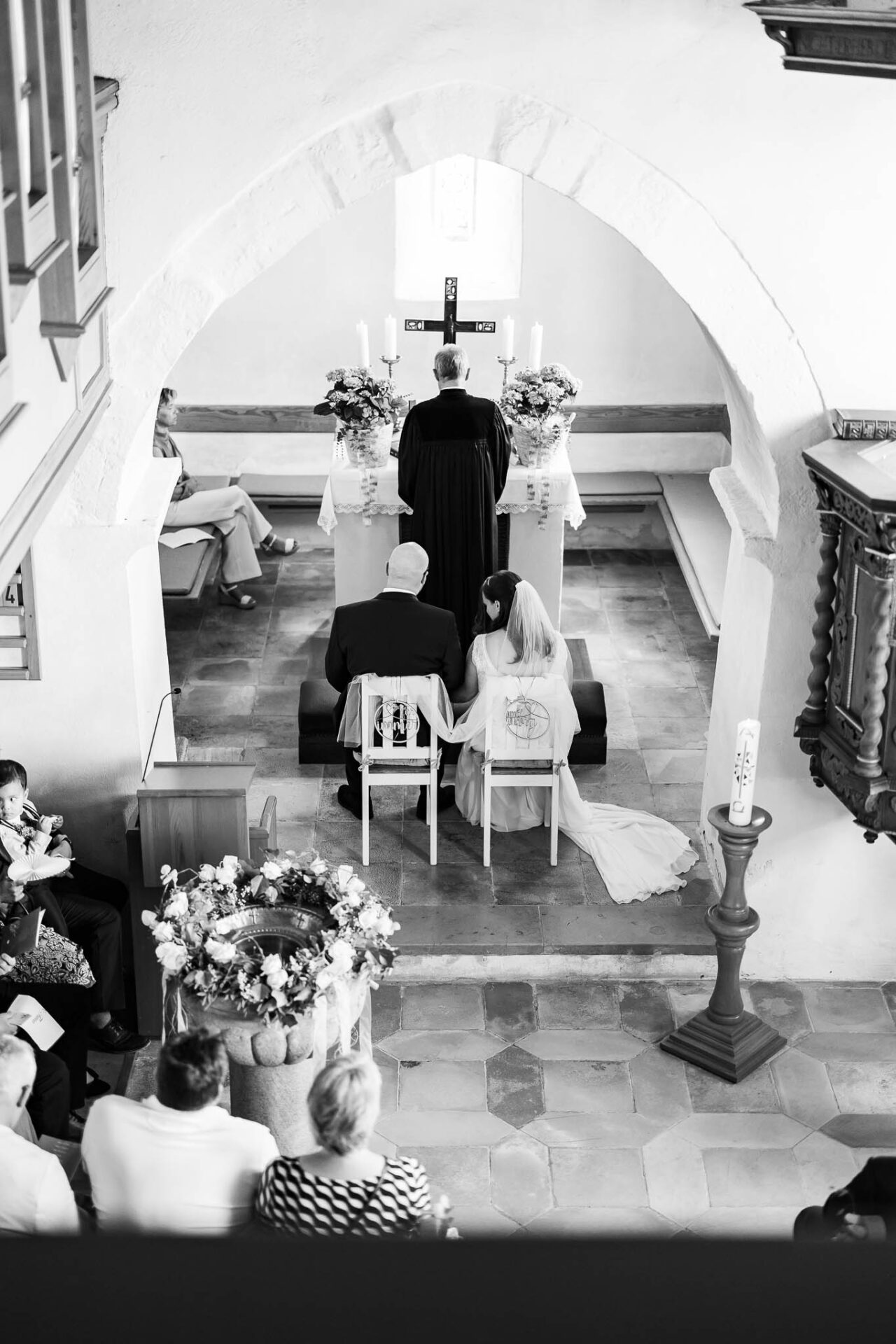 Foto von der Empore in der Holzinger Kirche bei einer kirchlichen Trauung