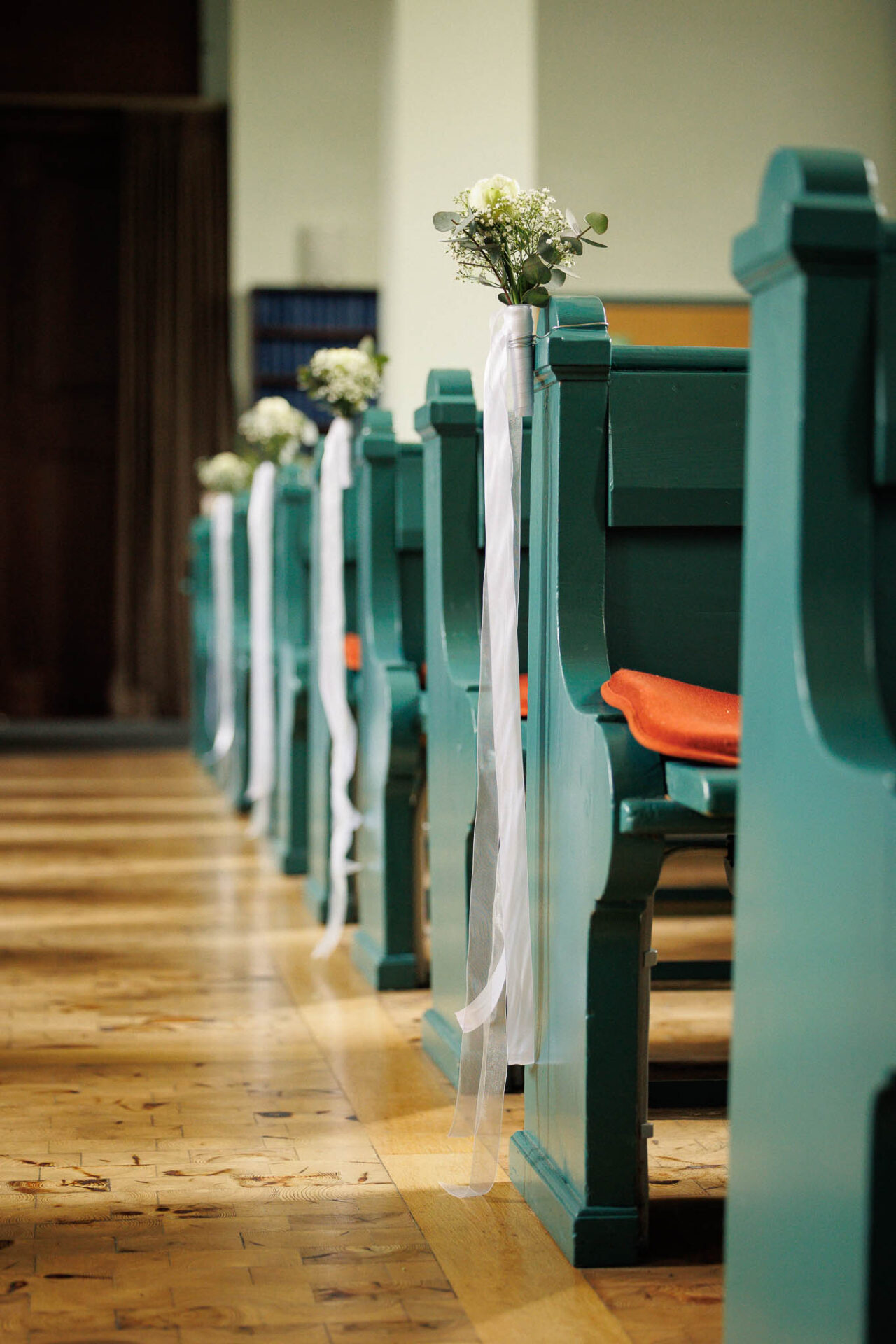 Blumenschmuck in der Königsmooser Kirche vor der kirchlichen Trauung