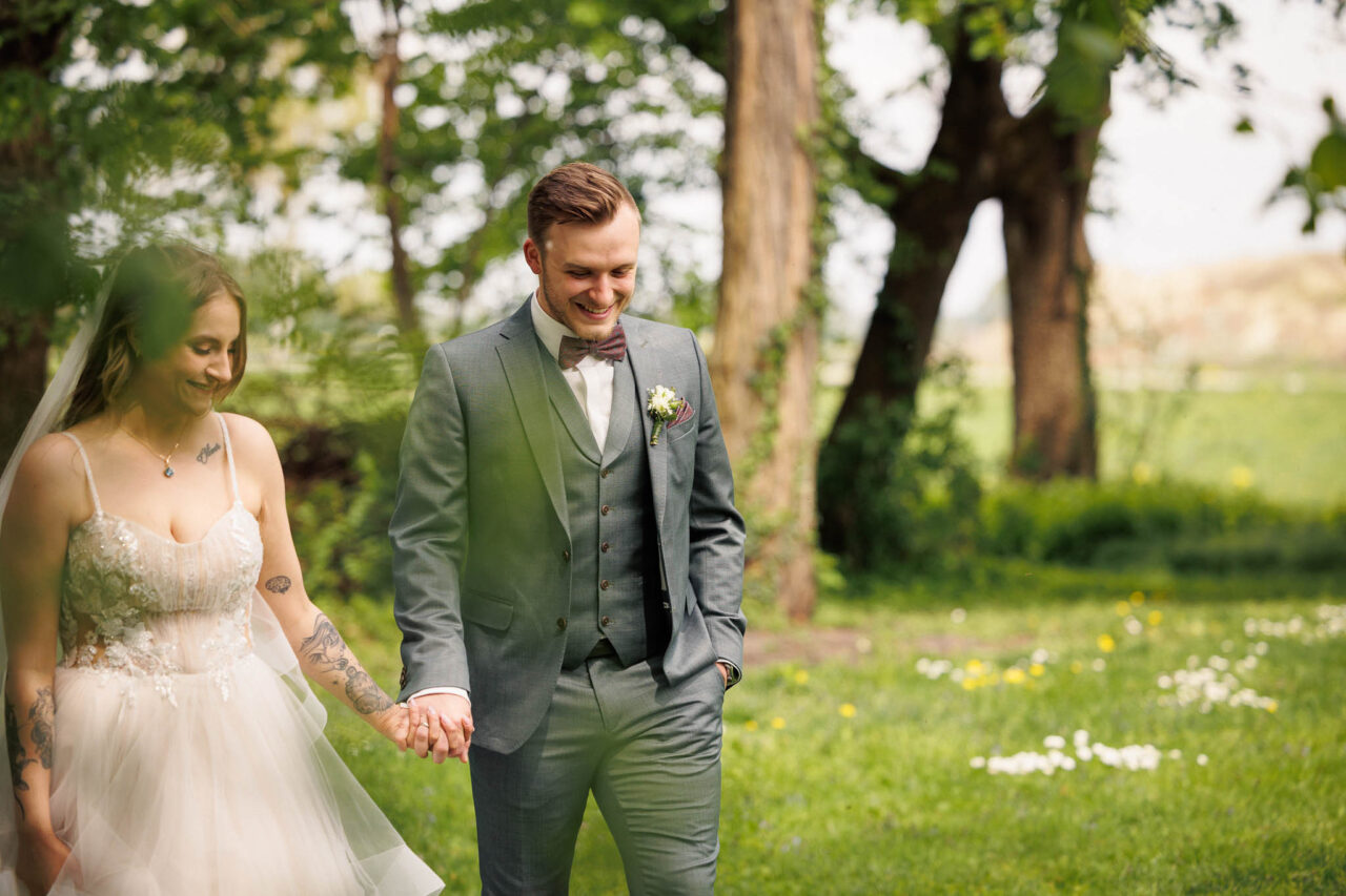 Das Brautpaar an der Kirche in Königsmoos beim Brautpaarshooting mit den Hochzeitsfotografen Königsmoos