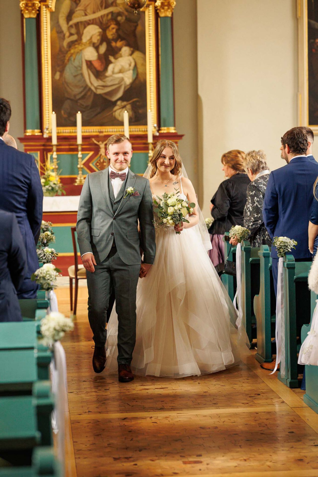 Das Brautpaar zieht aus der Kirche in Königsmoos nach der kirchlichen Trauung aus