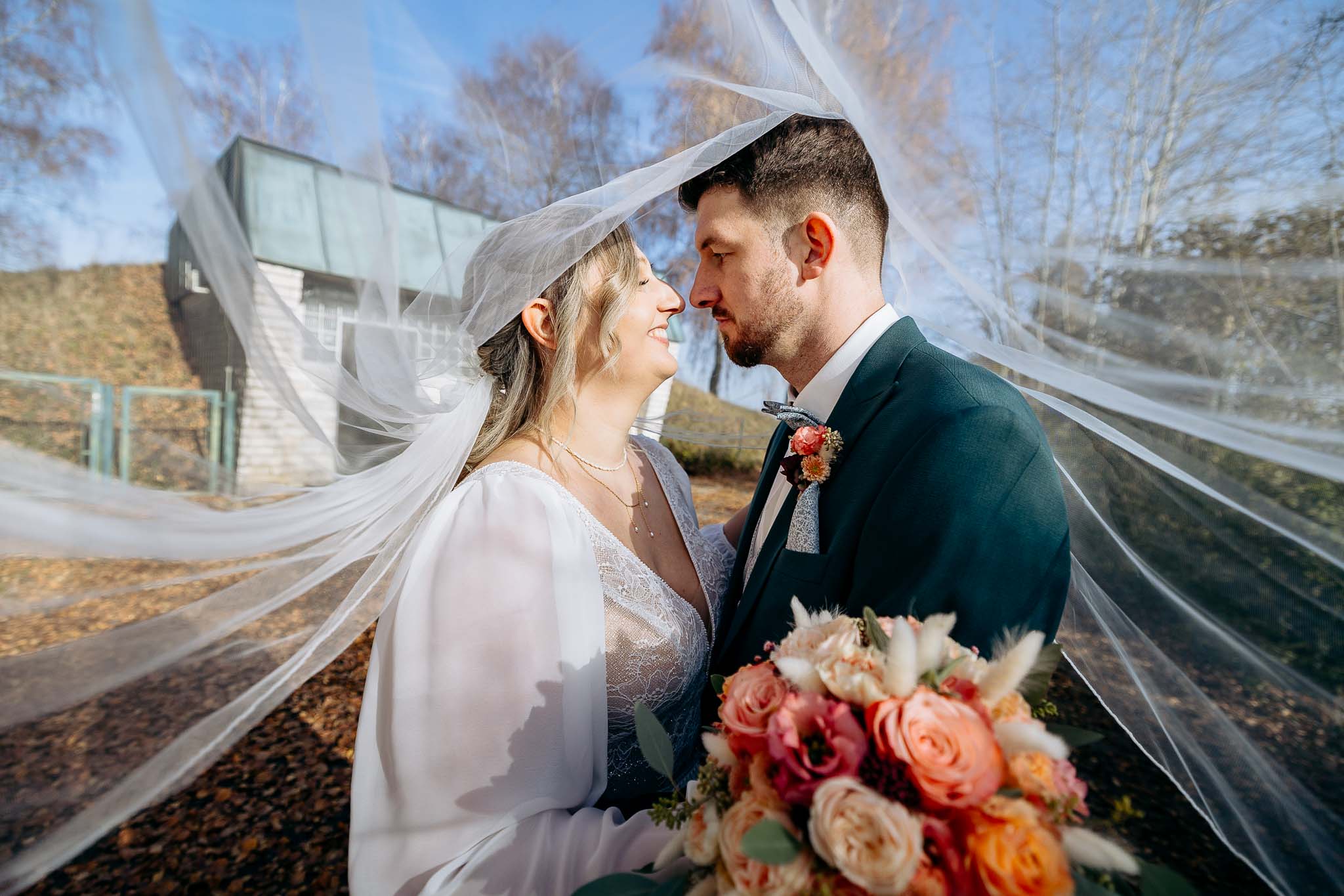 Mehr über den Artikel erfahren Hochzeitsrausch Brautmoden München