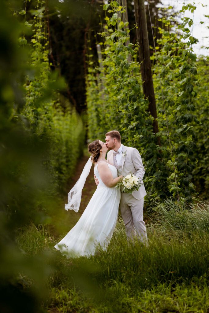 Brautpaar im Hopfengarten in der Hallertau