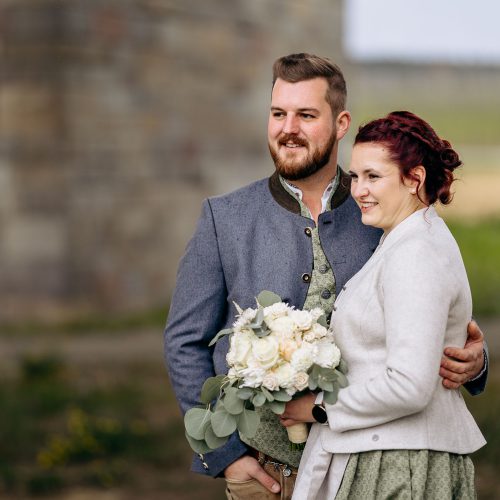 Brautpaar mit Tracht von Individuelle Trachtenmode aus Wolnzach für eure Hochzeit. Persönlich beraten und perfekt abgestimmt bei Holledauer Herzens Gwand.